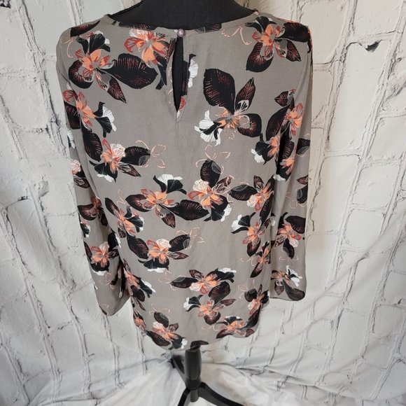 Daisy Fuentes Gray Floral Long Bell Sleeve Chiffon Top Back Button Closure M - Picture 6 of 8